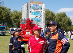 写真：訓練の様子を視察する阿部知事