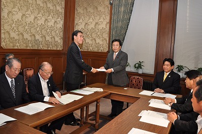 写真：要請書を枝野幹事長代理に手渡す阿部知事