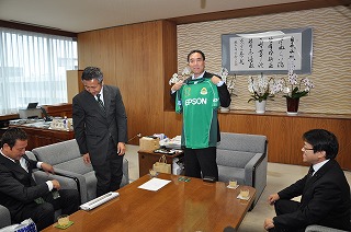 写真：松本山雅F.C.のユニホームを贈られた阿部知事