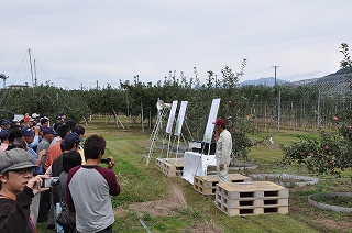 写真：新わい化栽培の技術を説明する様子