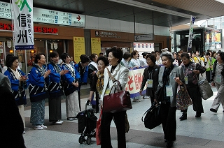 写真：長野駅で観光客を迎える旅館のおかみさんたち