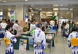 写真：多くのお客さんがパンフレットを持っていかれました