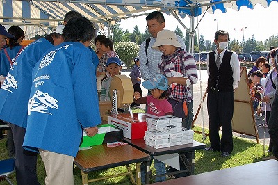 写真：FDAグッズ等が当たる抽選会の様子