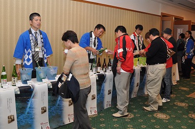 写真：県原産地呼称管理制度認定酒の試飲の様子