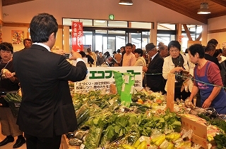 写真：直売所の中を視察する様子