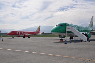 写真：1号機の赤と並んだ4号機