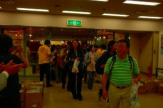 写真：大勢の来場者でにぎわう会場