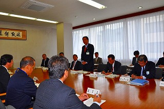 写真：FDA運航支援会議であいさつする阿部知事