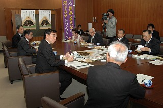 写真：阿部知事と皆さんが昼食をとりながら語り合う様子