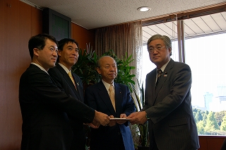 写真：池口国土交通副大臣に要請書を渡す様子