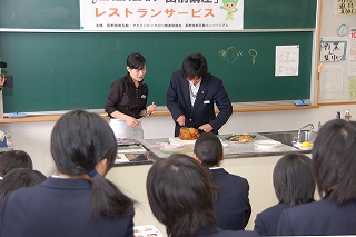 写真：チキンの切り分けに挑戦する生徒の様子