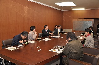 写真：なごやかに懇談する様子