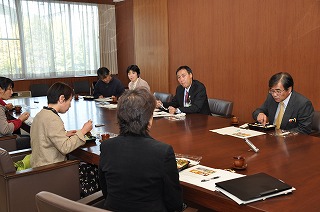 写真：懇談の様子