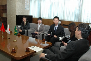 写真：阿部知事と懇談する海外技術研修員の皆さん