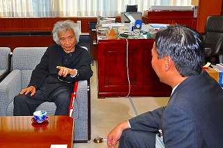 写真：小澤SKF総監督と懇談する阿部知事