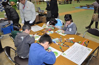 写真：ペンダントを作る子どもたち