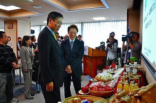 写真：特産品をアピールする阿部知事