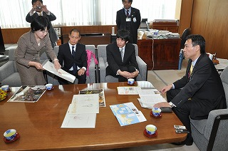 写真：派遣先での活動報告を聞く阿部知事