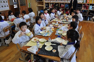 写真：給食を食べる子どもたち