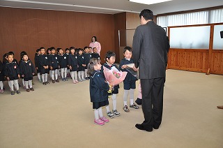 写真：幼稚園児からカレンダーを贈られる阿部知事