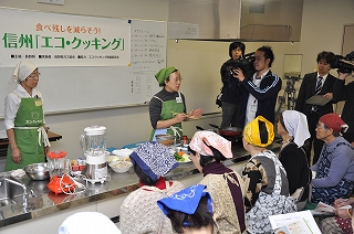 写真：講師によるエコ・クッキング実演の様子