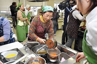 写真：受講者による料理実習の様子