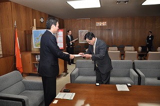 写真：通知書を手渡す阿部知事