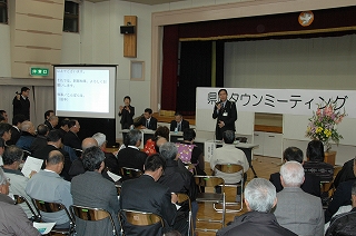 写真：開催に先立ち挨拶する阿部知事