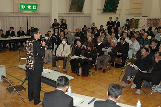 写真：なぎそねこを着る阿部知事