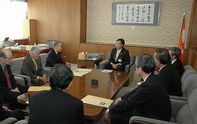 写真：阿部知事に提言している様子