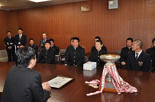 写真：阿部知事と懇談する岡谷高校ラグビー部の選手
