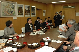 写真：昼食をとりながら意見交換