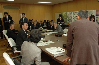 写真：参加者と懇談する阿部知事