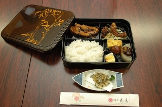 写真：佐久鯉の唐揚げやうま煮など地元の食材を使ったお弁当