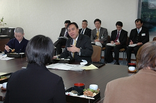 写真：参加者と懇談する阿部知事