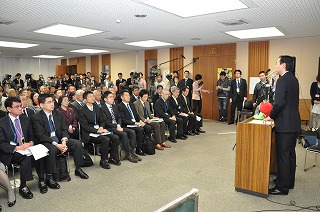 写真：開会式であいさつする阿部知事