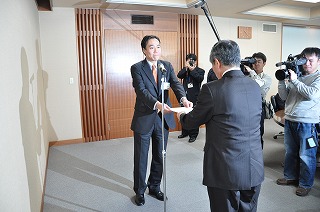 写真：山沢会長に委嘱状を渡す阿部知事