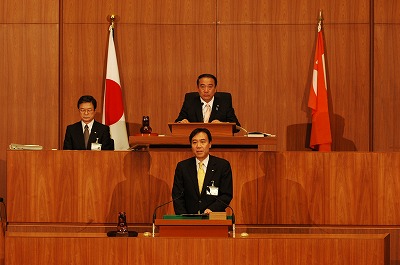 写真：臨時会で提案説明する阿部知事