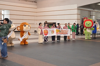 写真：JR長野駅でキャンペーンPRをするおかみさんたち