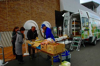 写真：会場に展示された移動販売車