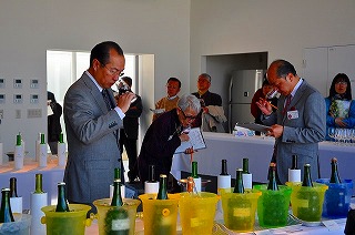 写真：ワイン・シードル部門の審査の様子