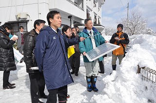 写真：北陸新幹線飯山駅周辺を視察する阿部知事