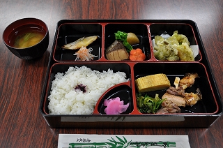 写真：信州黄金シャモと旬の食材お弁当