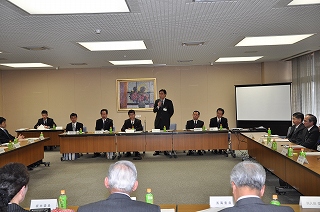 写真：検討委員会であいさつを行う阿部知事