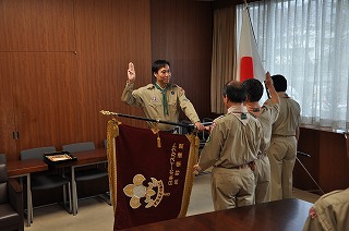 写真：三指（さんし）の敬礼をする阿部知事