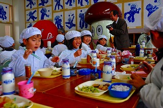 写真：なめ茸を使った給食を味わう児童