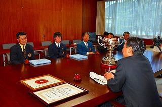 写真：2選手との懇談の様子