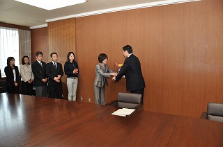 写真：花束を受け取る阿部知事