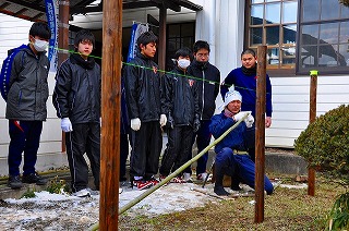 写真：竹垣づくりの様子