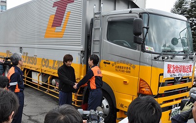 写真：出発式で阿部知事と運転手さんが握手